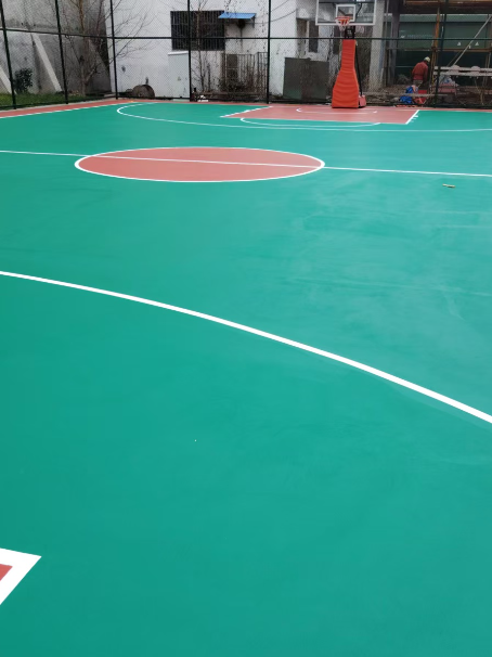 永丰 球场长期使用易出现地面开裂